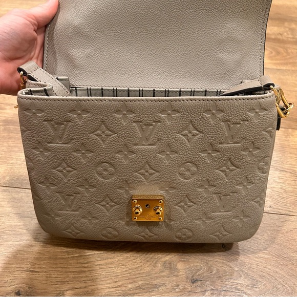 Louis Vuitton Pochette Metis handbag in turtle dove - Comes with box and dustbag - Picture 12 of 15